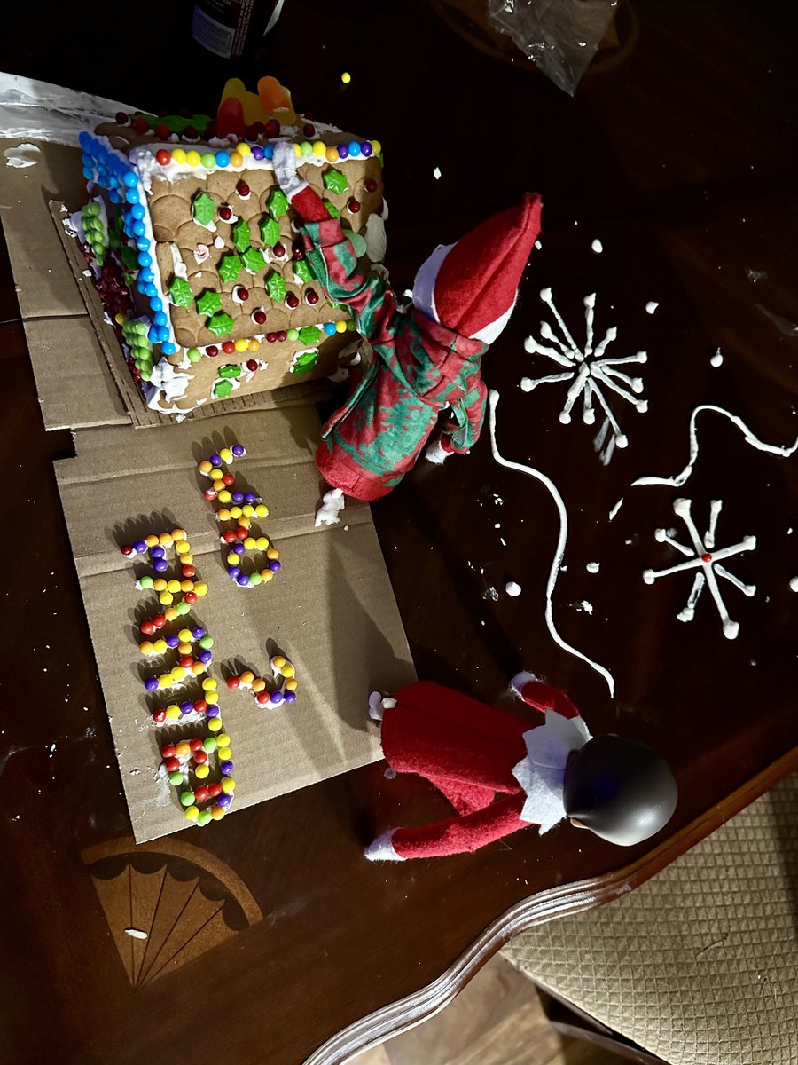Oneleven_1's tweet photo. #elfontheshelf is really thinking outside of the box lol hmmmm #whofarted lmao https://t.co/qVr4FGBiQF