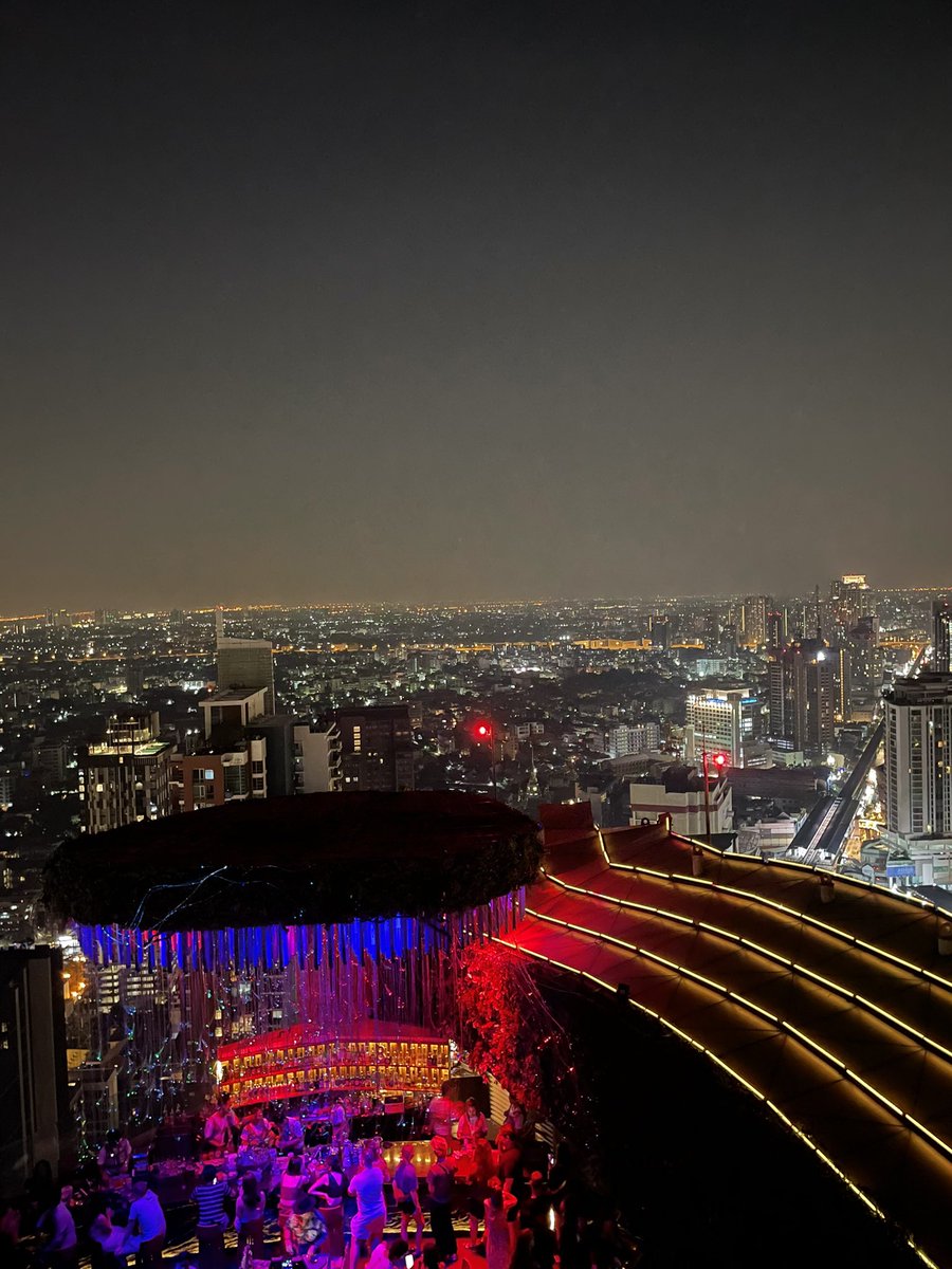 xPinGlobal's tweet image. Always a great/chaotic time in Bangkok with some friends over from the UK. I’ll miss the great rooftop bars like this one (Tichuca) but certainly won’t miss the traffic. Now back to solo travelling in Sri Lanka 🇱🇰 #bangkok #thailand #travel