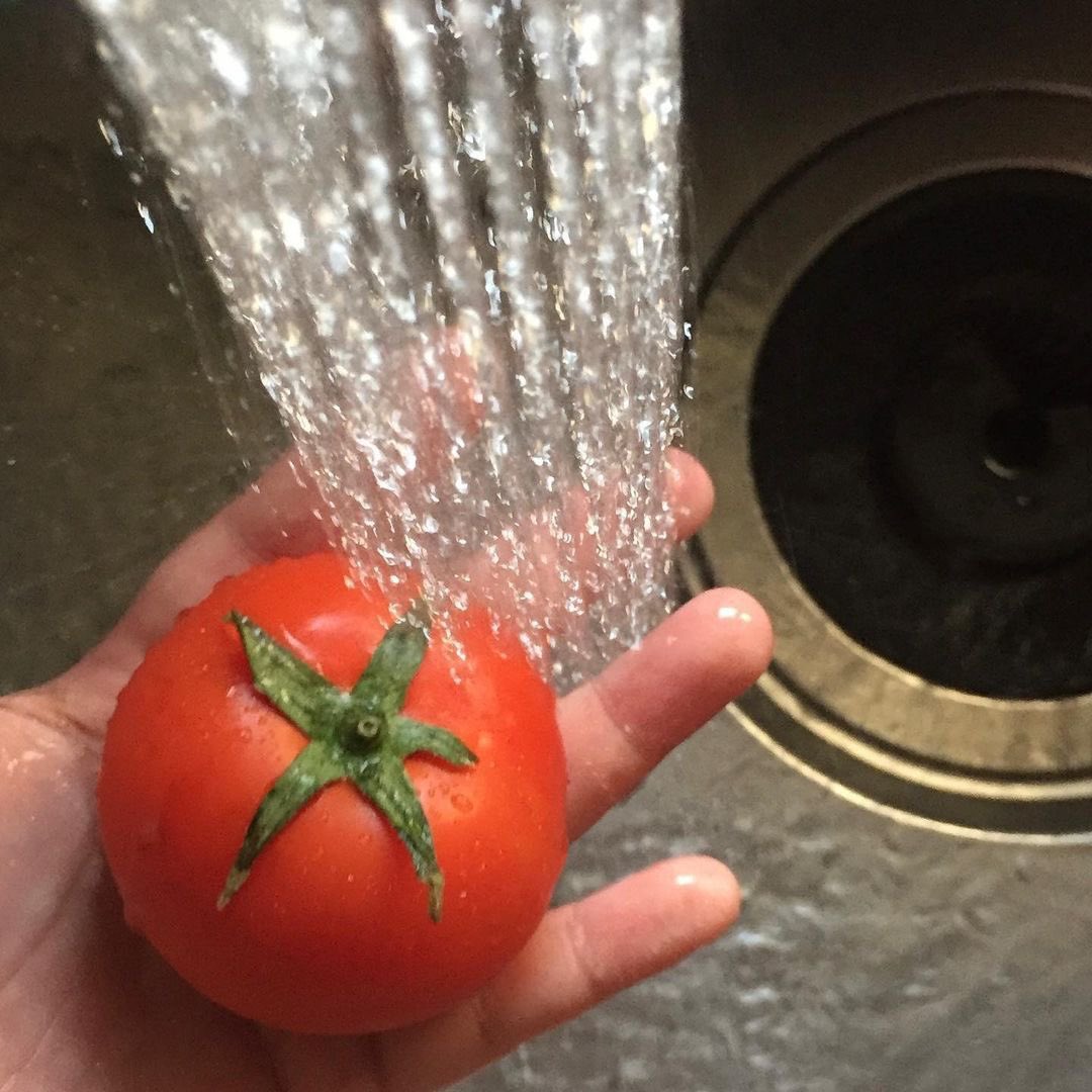 izumiblog0503's tweet photo. —- #365izumiblog

ไม่กี่วันก่อนตลาดใกล้ๆ หอพักมีมะเขือเทศลดราคาล่ะ🍅 บอกตามตรงว่าผมก็ไม่ได้ชอบกินอะไรนักหรอก😅

แต่รู้ตัวอีกทีผมก็ซื้อพวกมันมาซะแล้ว แถมยังเยอะมากอีกต่างหาก。。。สงสัยช่วงนี้คงต้องกินซุปมะเขือเทศประทังชีวิตไปก่อนล่ะนะ😫 https://t.co/fNyYgqPgz1