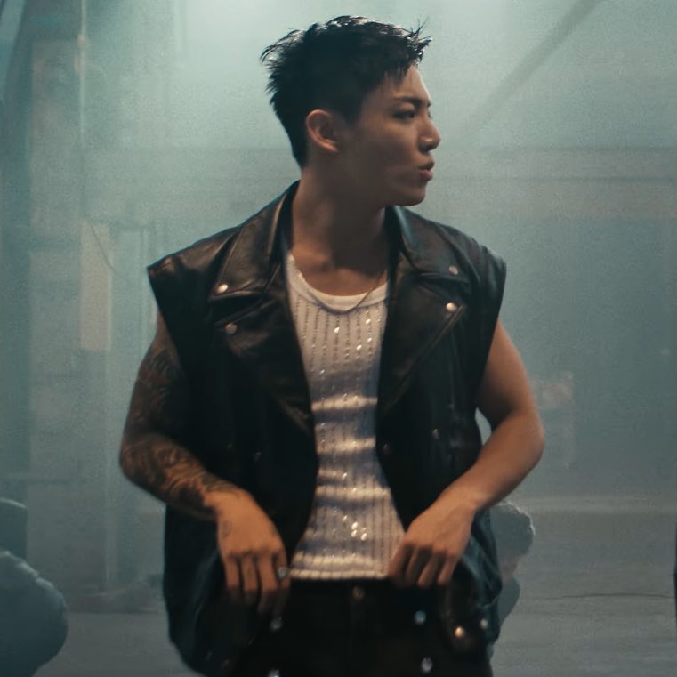 EBOYYJK's tweet image. this is so biker boyfriend coded