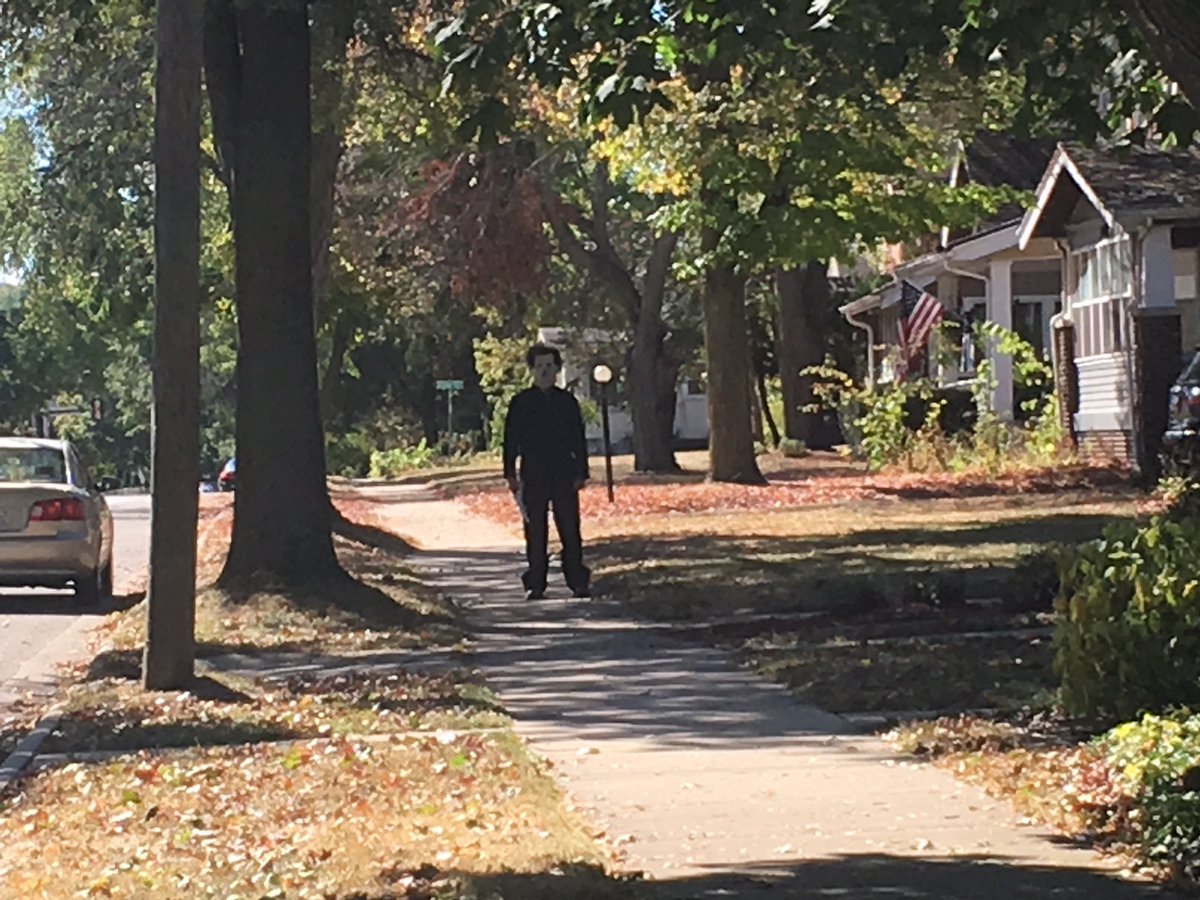 iulaiii's tweet image. Famous: Somebody clocking us

Ronnie:

#RaisingKanan