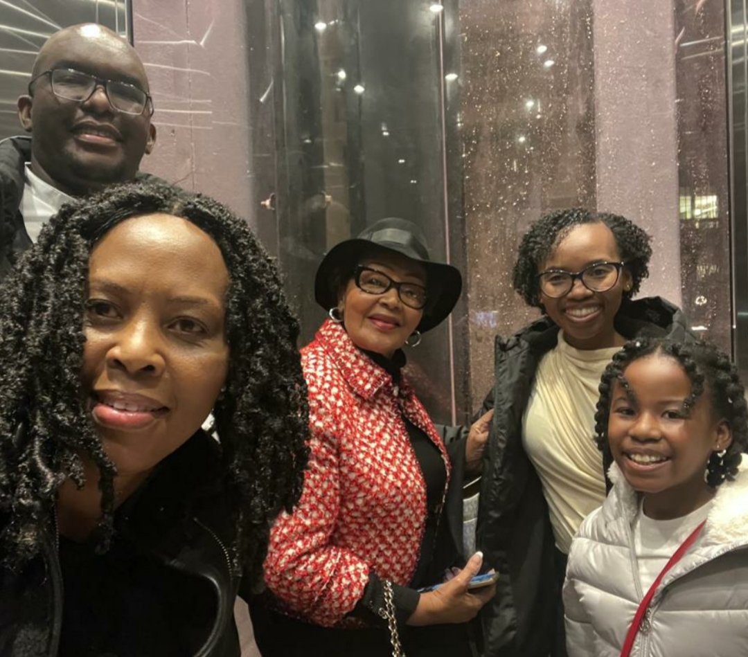 Feliciamabuza's tweet image. What a lovely dinner with Polokego &amp;amp; Ogaufi Mampane &amp;amp; their adorable girls, Onthatile &amp;amp; Oratile.
Congrats to Polokego who came for his graduation &amp;amp; Ogaufi our Vice Consul at the SA Consulate in NY. @MaloaseMogodi
heads SAWA.
Nthati wants to do her own talk show. Check her out!👏🏾