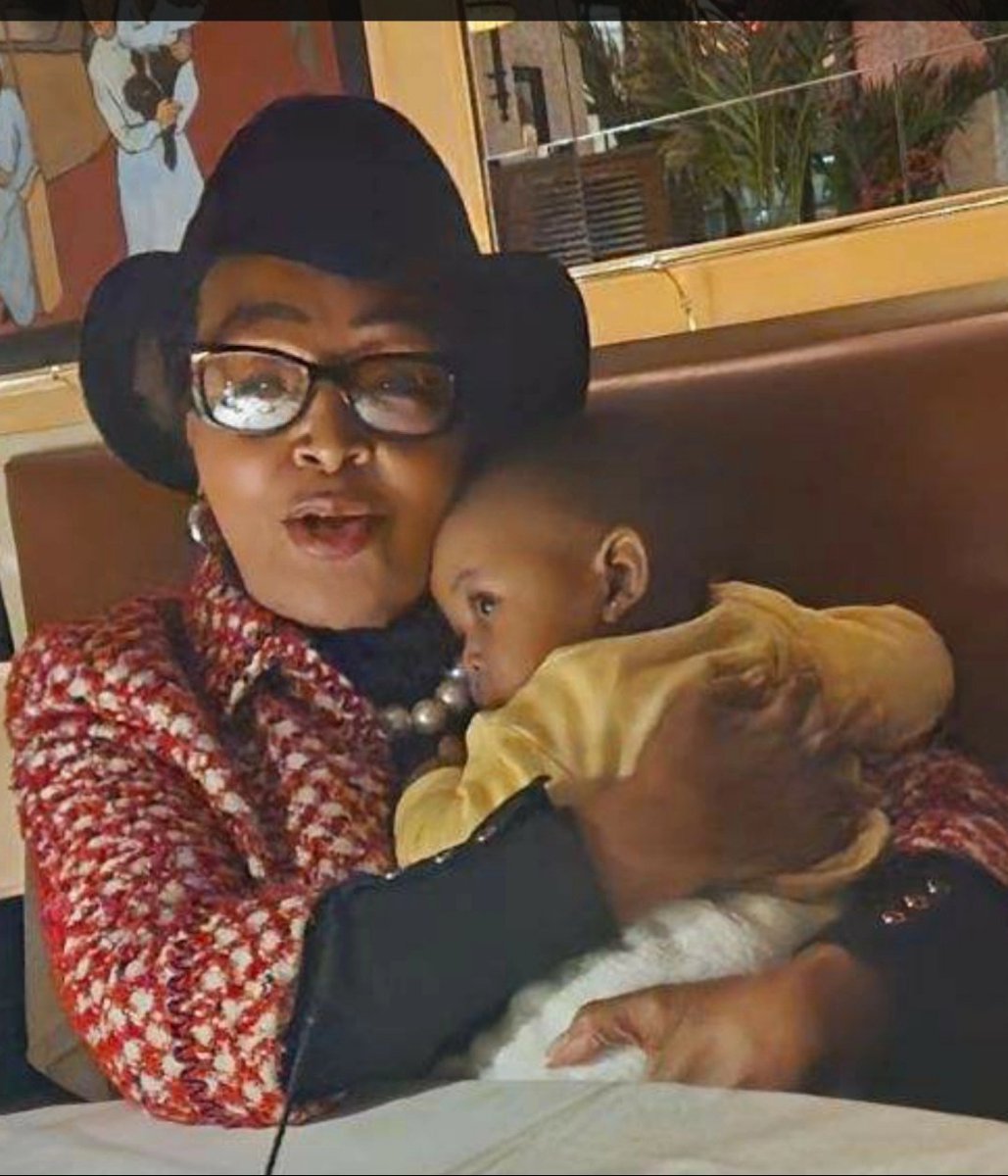 Feliciamabuza's tweet image. What a lovely dinner with Polokego &amp;amp; Ogaufi Mampane &amp;amp; their adorable girls, Onthatile &amp;amp; Oratile.
Congrats to Polokego who came for his graduation &amp;amp; Ogaufi our Vice Consul at the SA Consulate in NY. @MaloaseMogodi
heads SAWA.
Nthati wants to do her own talk show. Check her out!👏🏾