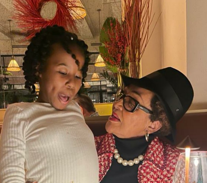 Feliciamabuza's tweet image. What a lovely dinner with Polokego &amp;amp; Ogaufi Mampane &amp;amp; their adorable girls, Onthatile &amp;amp; Oratile.
Congrats to Polokego who came for his graduation &amp;amp; Ogaufi our Vice Consul at the SA Consulate in NY. @MaloaseMogodi
heads SAWA.
Nthati wants to do her own talk show. Check her out!👏🏾