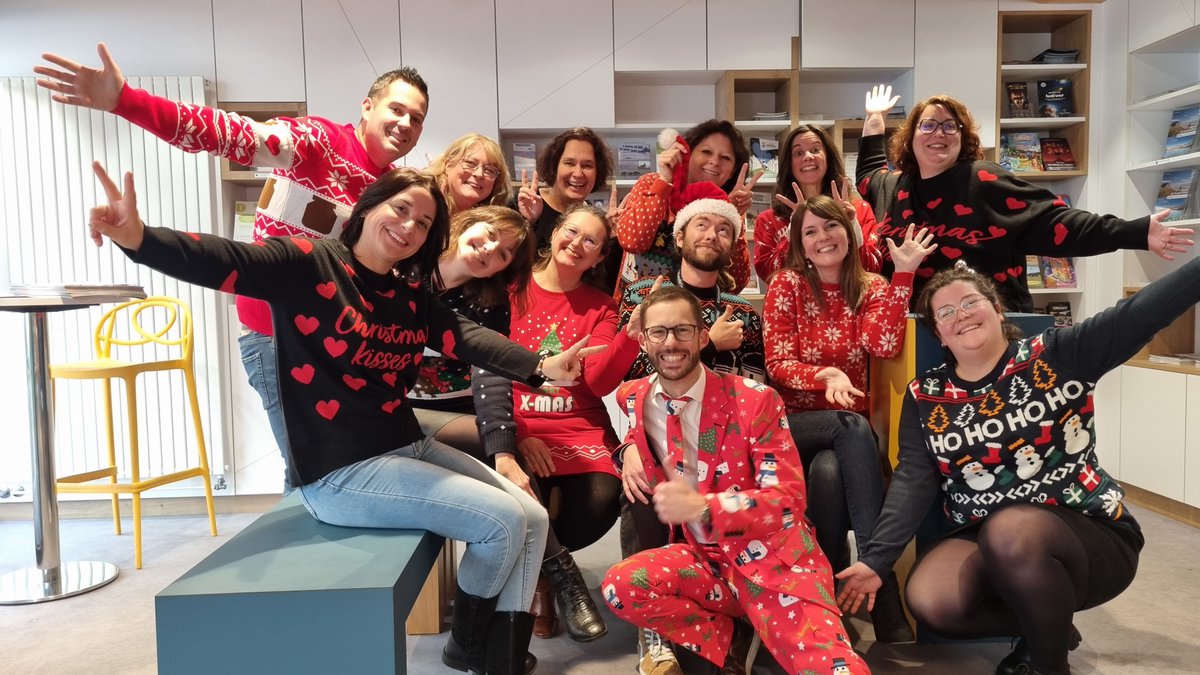 L'équipe de l'Office de Tourisme a joué le jeu aujourd'hui pour la journée internationale du pull de Noël ! Et vous ?
#Noel2023