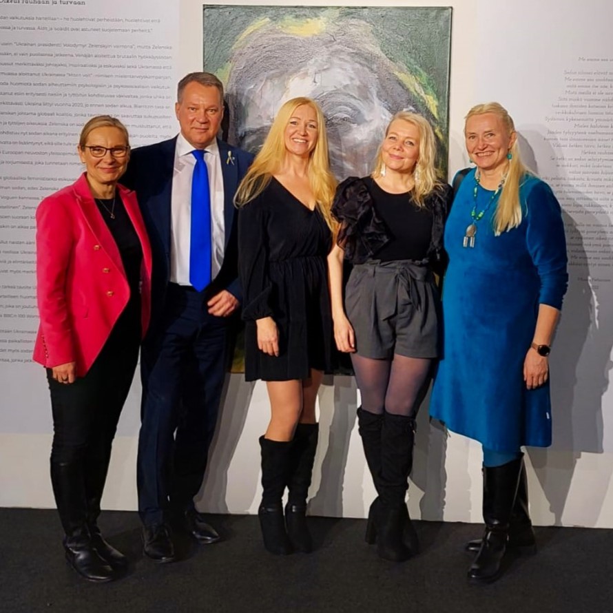 Last night, the #IWasBornAGirl exhibition sparkled with festive joy at the @Lansivayla Christmas gathering. Honored to join @HeliKoivuniemi 's interview with @MinnaPietarinen, alongside Mayor of #Espoo @KjMakela to emphasize the exhibition's message of equality.✨#ArtForGood