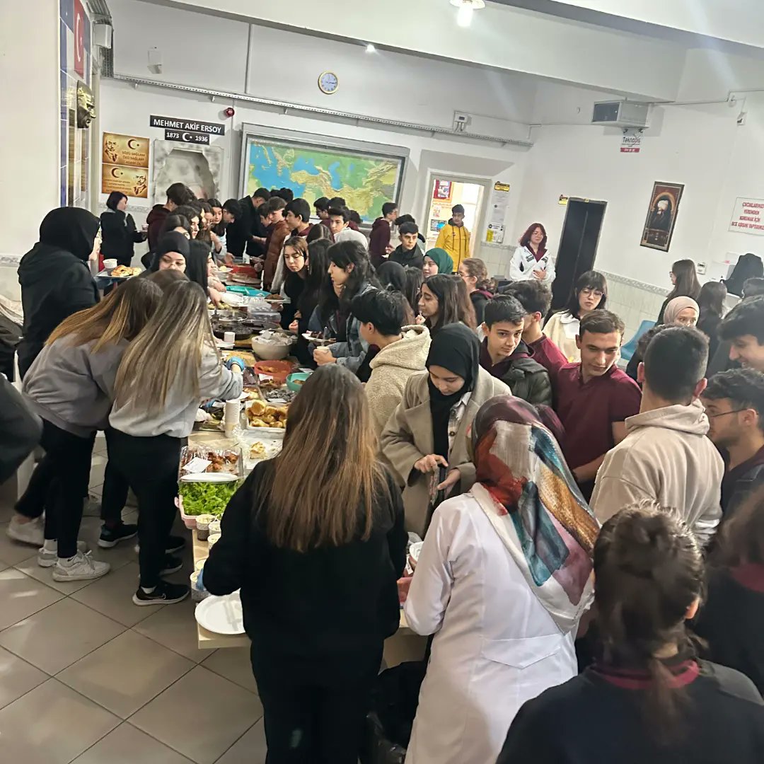 Sosyal Yardımlaşma ve dayanışma kulübü öncülüğünde yapılan Gazze ye yardım kermesimize destek olan velilerimize, öğretmen ve öğrencilerimize teşekkür ederiz. Nevşehir Lisesi #Gazze nin yanında. <a href="/nevsehirvalilik/">T.C. Nevşehir Valiliği</a> <a href="/nevsehirmem/">Nevşehir İl Millî Eğitim Müdürlüğü</a>