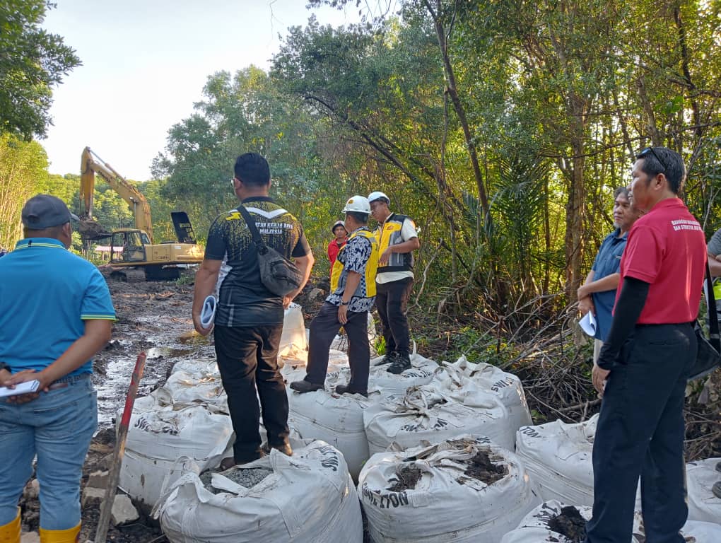 Tinjauan tapak Projek Pembangunan Ecotourism Taman Paya Bakau Kina Benuwa, WP Labuan. - Kemajuan kerja ikut jadual