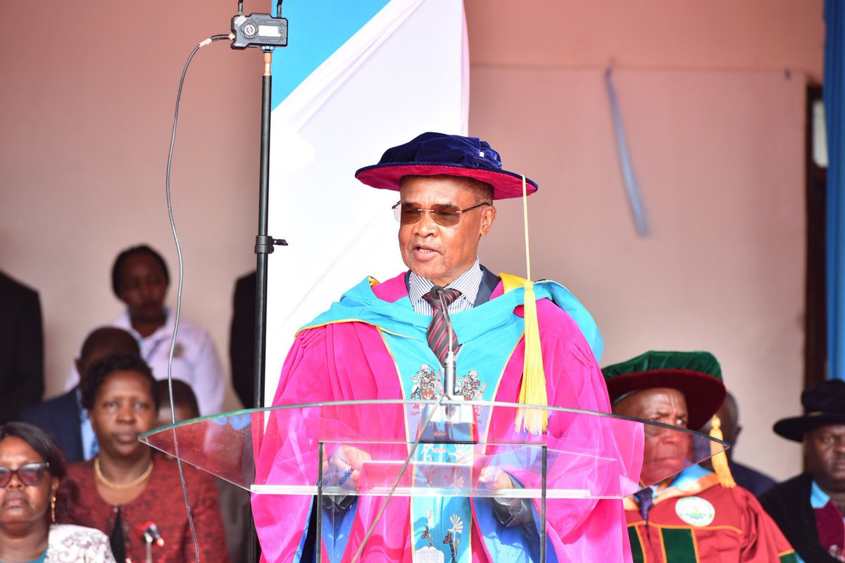 Tvitter_User_'s tweet image. To the #UoNclass2023 remain optimistic the world is out there for you to conquer the jobs are yours for the taking. You have earned your place on the high table!!- Prof. Amukowa Anangwe 
#SiNiUoN #UoN70Graduation #WeareUoN 
@uonbi @njoki_macharia_ @UoNLawFaculty @UoNCareerOffice