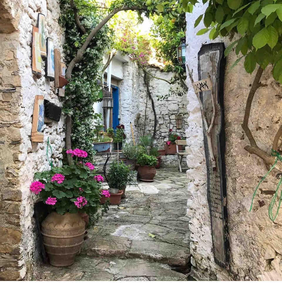 Just love the images we find of these gorgeous gardens. Can you name the country? #gardenart #gardengoals #Beautifulgardens #gardenporn #globalgardens #summer #fall #winter #i