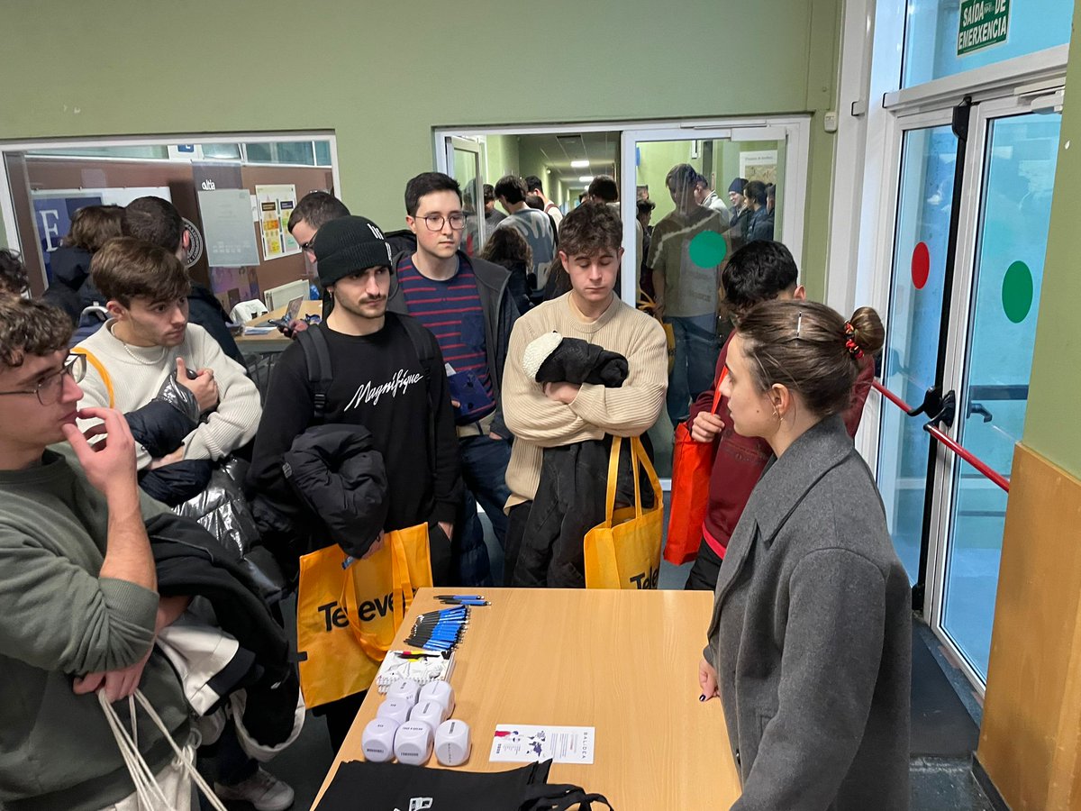 balidea's tweet image. Nuestro equipo del Área de Personas para la captación de talento participó ayer en Foro de Empleo de la @etse_usc. Como siempre, fue una experiencia verdaderamente enriquecedora que nos ofreció la oportunidad de conocer a las futuras y futuros informáticos 😊

#TalentoBalidea