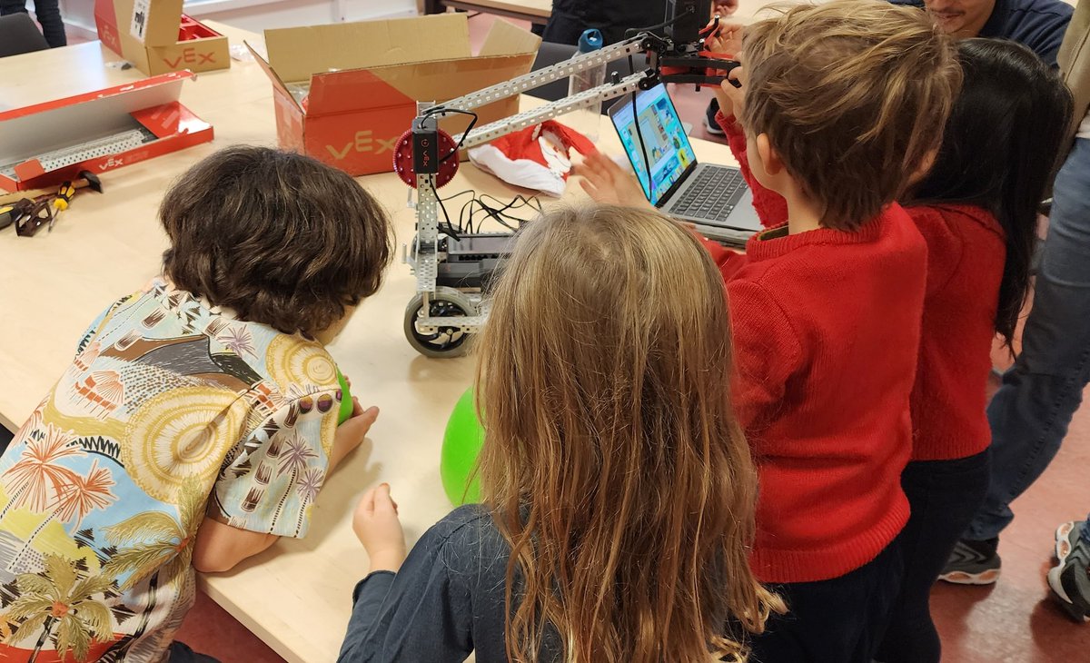 HS #Robotics Club showing our Kinders their creations. A few even got to test drive! @ISLuxembourg @IainFish5 @DirectorISL #ISLConnects