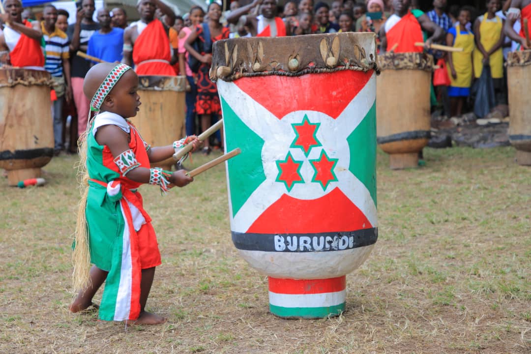 📍As the sun sets on the 23rd EAC MSMEs Trade Fair in Bujumbura, #Burundi, the mesmerizing beat of the Burundi drums 🪘 echoes through the Cercle Hyppique Grounds, leaving us with unforgettable rhythms and memories.

#23juakali

🌐Live: eac.int/juakali