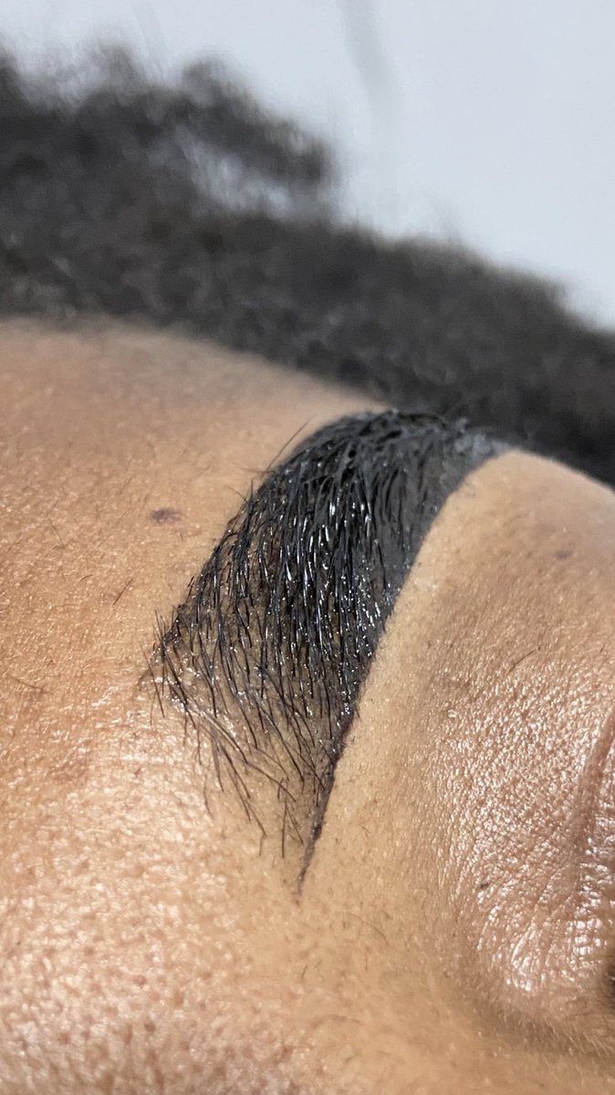kathDesign44's tweet photo. 🟡O DOMÍNIO DA TÉCNICA LEVA A RESULTADOS INCRÍVEIS! Babem nessa sobrancelha com um alinhamento PERFEITO 🔥🥵

Misturinha ➡️ castanho escuro + preto da @makiajoficial 

(Somente a aplicação) 

SIGAM NO INSTA! @kath_sobrancelhas 

MADE IN FAVELA 🇧🇷 https://t.co/kL0HIcccEx