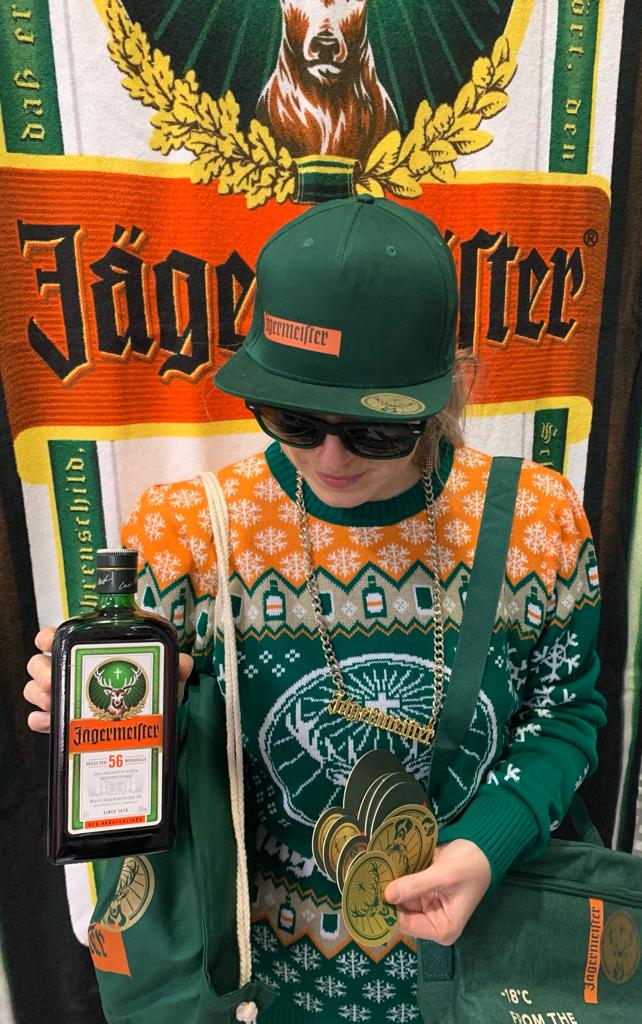 🚨 JÄGERMEISTER GRATIS 🚨
Y ahora que tengo tu atención: si me das RT, esta CM se gana un viaje a Londres y tú te llevas un pack de <a href="/beefeatergin_ES/">Beefeater</a> + este merchandising 🤝 ¿Quieres ver como me paseo por Londres con estas pintas? Dale caña al RT porque #ALondresMeVoyYo!!