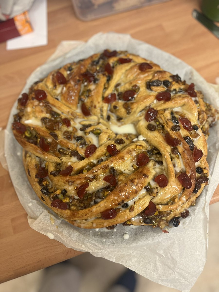 RuthChapman1407's tweet image. A new saga in the challenges of transporting cake to the office…