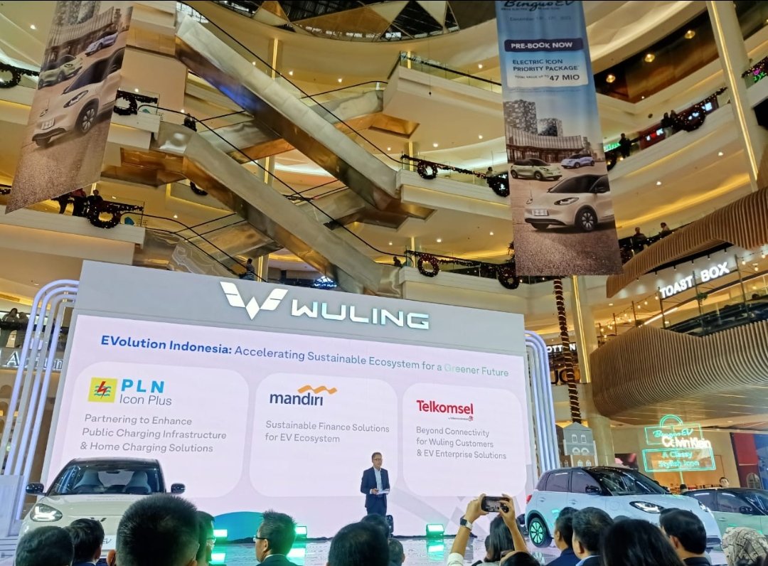 Wuling bekerjasama dgn PLN mengagendakan 100 tempat pengisian daya di tahun depan, jd gak perlu khawatir dgn tempat pengisian daya mobil listrik  #WulingBinguoEV