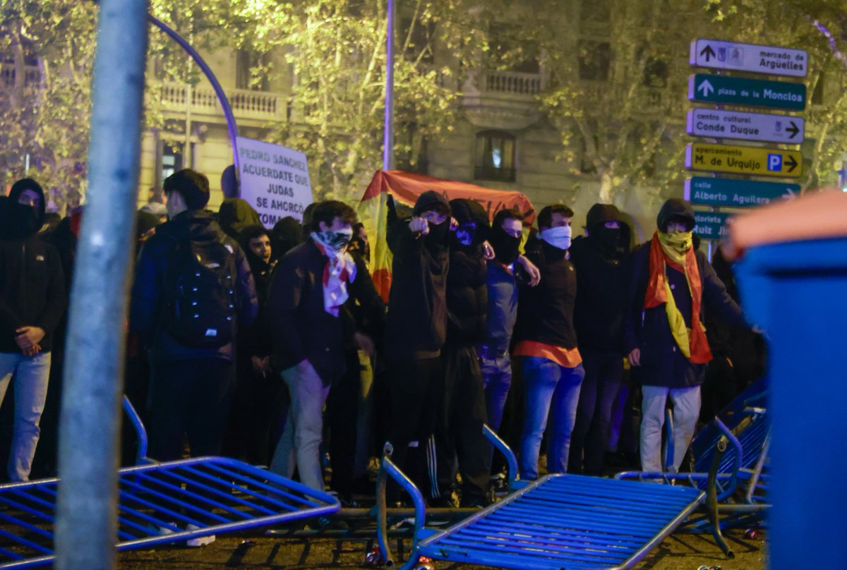 Durante el pasado mes de noviembre tuvieron lugar manifestaciones diarias en la sede del <a href="/PSOE/">PSOE</a>  en la calle Ferraz en Madrid.

Estas son algunas de las mejores imágenes.

Puedes recordar todo lo que pasó en <a href="/20m/">20minutos.es</a> 
#FERRAZ #PSOE #20minutos