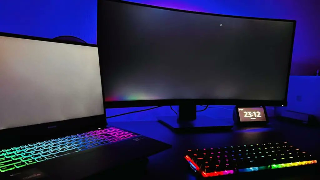 nextribe_r's tweet image. プログラミングするときのテンションを上げるために、部屋を輝かせてみた！
#プログラミング #ゲーミングPC #ゲーミングキーボード