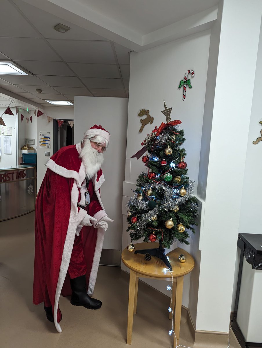 Santa making an early appearance on Newchurch this morning <a href="/carey404/">Myles Carey</a>  <a href="/karenegrant1/">Karen Grant</a>