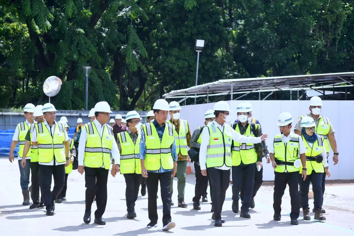 Hari ini saya meninjau langsung progres pembangunan Moda Raya Terpadu (MRT) Jakarta fase 2A di Stasiun MRT Monas, Jakarta. Alhamdulillah, pembangunan MRT fase 2A dari Bundaran HI menuju ke Kota berjalan dengan baik dan melampaui target yang dicanangkan. Fase ini ditargetkan dapat