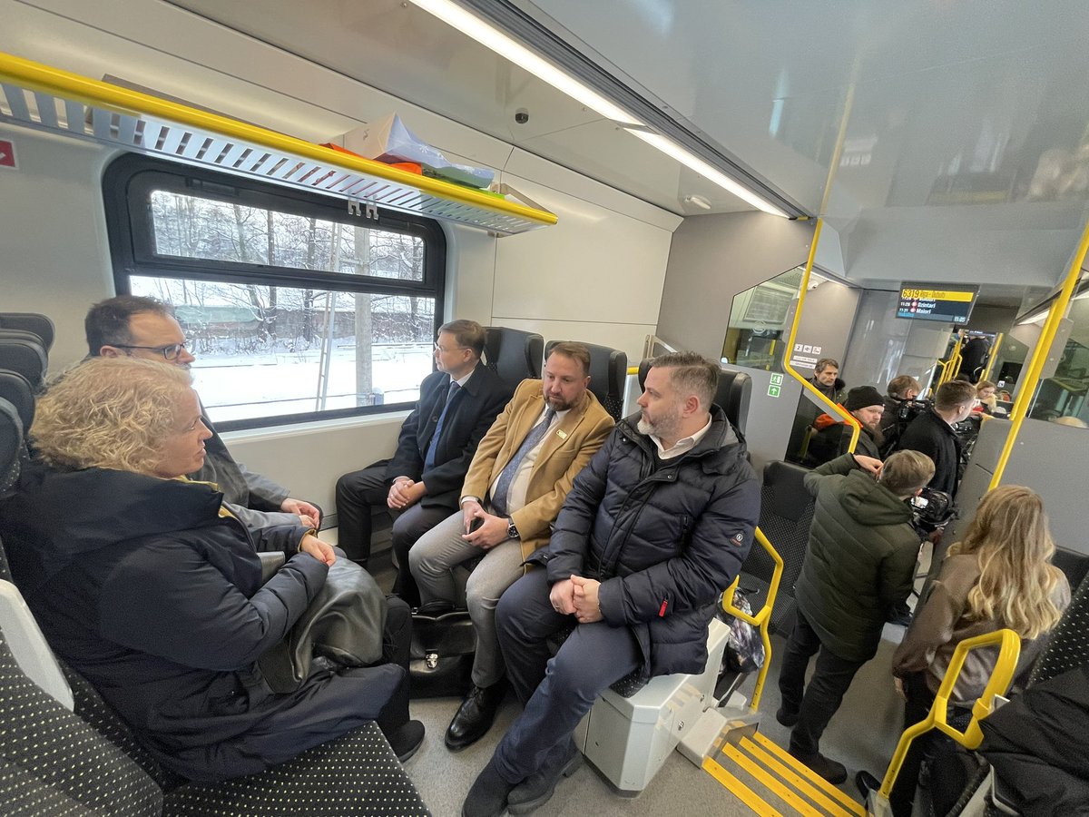 Elektrovilcienu iegāde pasažieru pārvadājumiem Latvijā ir viens no lielākajiem projektiem, kas 🇱🇻 tiek finansēts no ES Kohēzijas fonda.

🚉🇱🇻 Piegādāti jau 20 no kopumā 23 vilcienu sastāviem. Ar prieku atklājam @ViviVilciens!

Uzzini vairāk par šo projektu!🧵⤵️
#MobilityStrategy