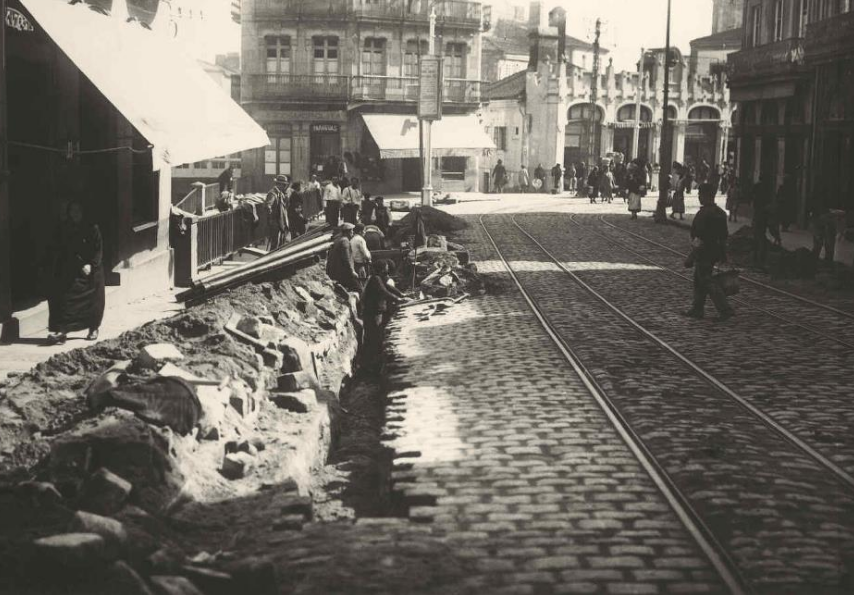 ConsorcioCCVV's tweet photo. A apertura da rúa Elduayen -a foto mostra unhas obras nos anos 30 do século XX- foi clave para a expansión da cidade cara ao sur!#CCVV
¡La apertura de la calle Elduayen -la foto muestra unas obras en los años 30 del siglo XX- fue clave para la expansión de la ciudad hacia el sur! https://t.co/n7fIKkhQx4