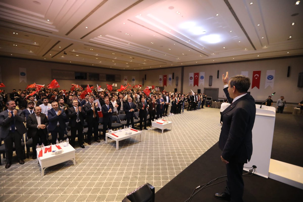 Türk Sağlık-Sen Gençlik Buluşması'nda geleceğimiz gençlerimizle bir aradayız.  Haklı davamız, şanlı sendikal mücadelemiz gençlerimizin omuzlarında yükselecektir.
 Tüm kamu çalışanı gençlerimizi, Türkiye Kamu-Sen çatısı altında sendikal mücadeleye, bir ve beraber olmaya