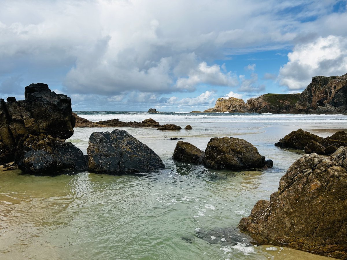 My Top 20 Scottish Beaches of 2023. No.7. Mangersta Beach, Isle of Lewis When I visited Mangersta, it felt like more than a beach. It was a stage. The moody skies, the high cliffs, the crashing Atlantic waves - a dramatic, visceral and totally immersive performance 🏴󠁧󠁢󠁳󠁣󠁴󠁿