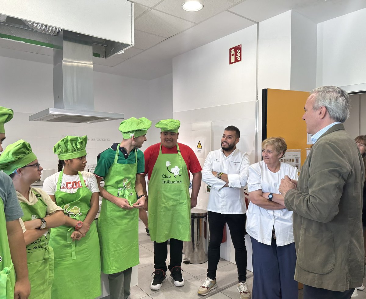 Gracias al presidente del @GobAragon, @Jorge_Azcon, por formar parte de nuestra octava edición del #ClubInclucina 💚🧑🏼‍🍳 Su visita en el inicio de los talleres y clases magistrales sirvió de impulso para todo el magnífico curso. ¡Gracias! ☺️