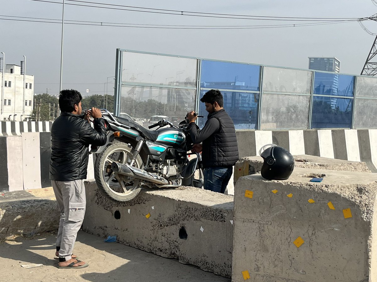 wecares4india's tweet photo. @NHAI_Official This is what #Kherki_Daula_Toll has given us, they influenced NHAI to close the cloverleaf on NH 48 which led to traffic jams, wrong side driving, drivers has to risk their lives. My entry for #HighwayClickathon.
बस करो 🙏 https://t.co/63GeVK4Q13