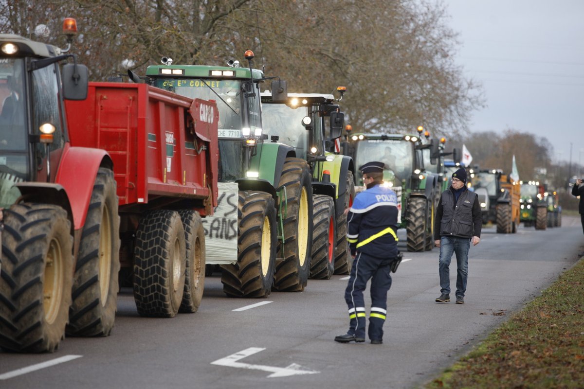 Lebienpublic's tweet photo. DIRECT 🔴 MANIFESTATION DES AGRICULTEURS

A 10 heures, déjà plus de 80 véhicules agricoles regroupés à l'entrée nord de #Dijon https://t.co/KhwdJhRQRe