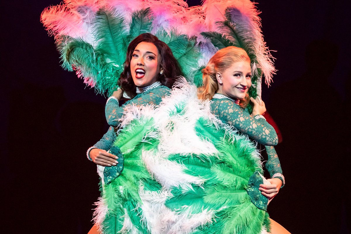 Review: ★★★★★ for White Christmas at Sheffield's Crucible Theatre whatsonstage.com/news/white-chr…