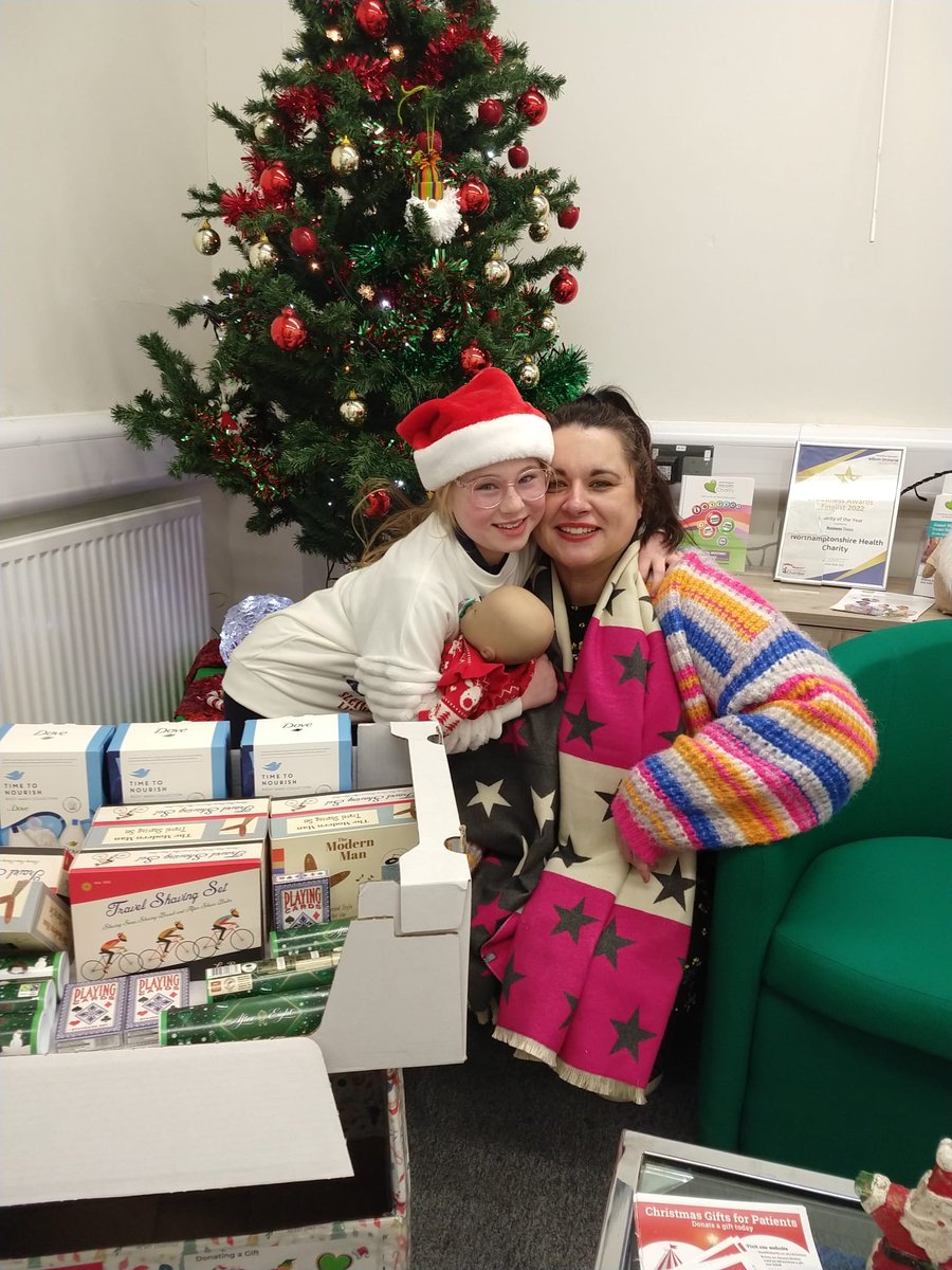 🎁💚🎁 It was also a total pleasure to meet Freya, with baby Annabelle & her mum, Gemma when they dropped in their fantastic donations to support patients in hospital on #Christmas day - thank you so much! 💚 #ThankYou #charity #northamptonshire