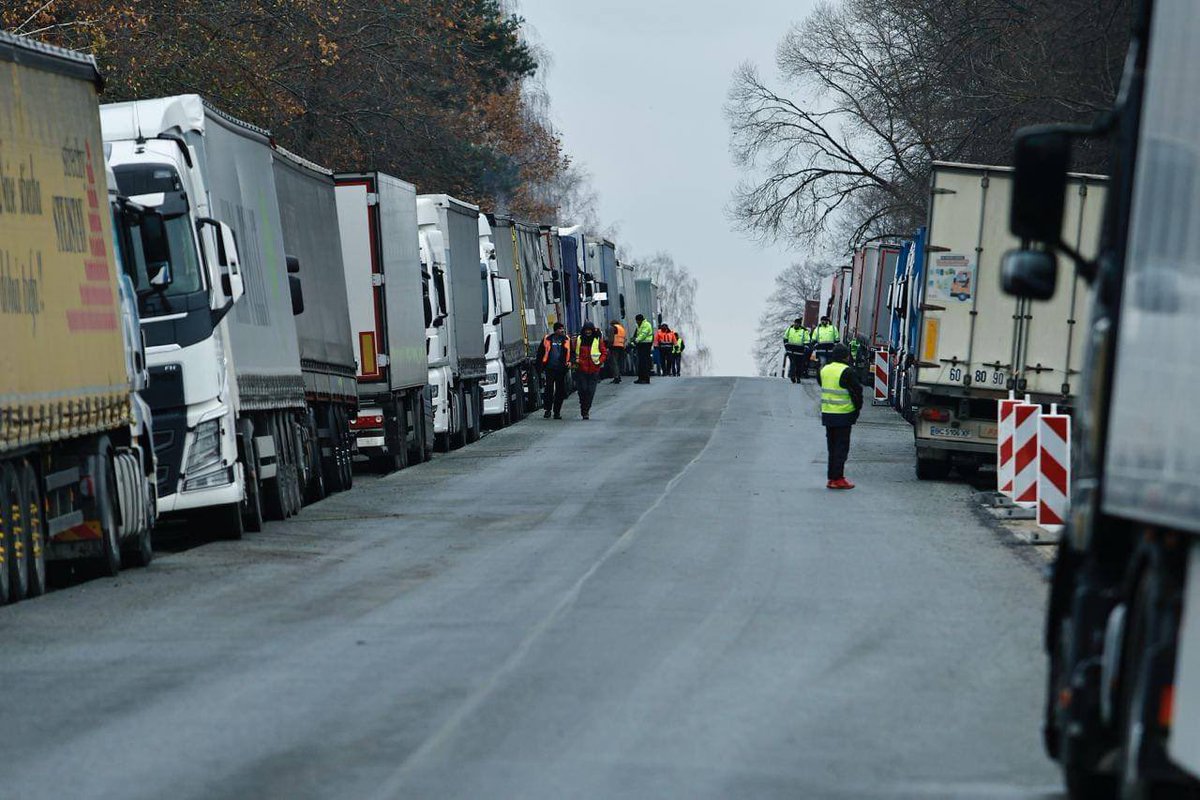 ❗️A driver with Polish licence plates ran over three Ukrainian drivers on the Polish-Ukrainian border. The men received minor injuries, Oleh Nikolenko, spokesman for #Ukraine's Foreign Ministry, told Ukrainska Pravda.