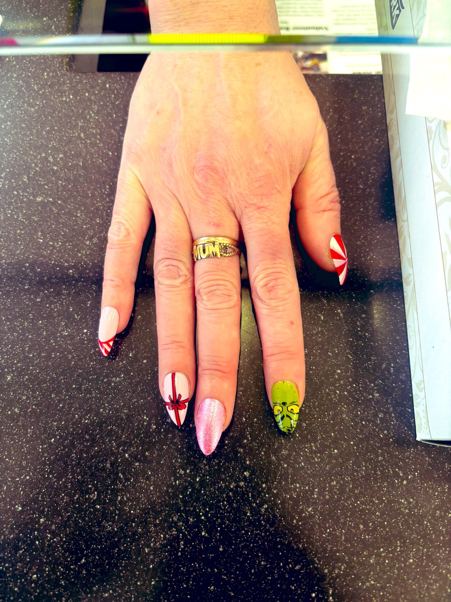 Keeping up with the Christmas posts- wonderful receptionist at Kings College hospital not only has a Grinch jumper on, but matching nails as well! 🤯 Christmas spirits all around 🎅🎅🎅 @grinchmovie @MaudsleyNHS