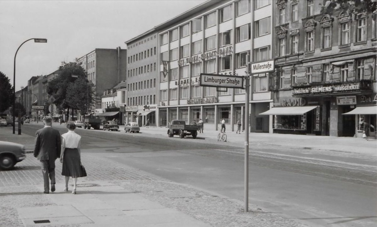 Die Müllerstraße ist der #Wedding, der Wedding ist die Müllerstraße? Hier verändern sich die Gebäude ständig. Ein #Foto aus dem Landesarchiv von 1960: Blick vom Rathaus nach Norden. Besonders auffällig die Fenster des modernen Zwischenbaus, die heute viel kleiner sind. #Berlin