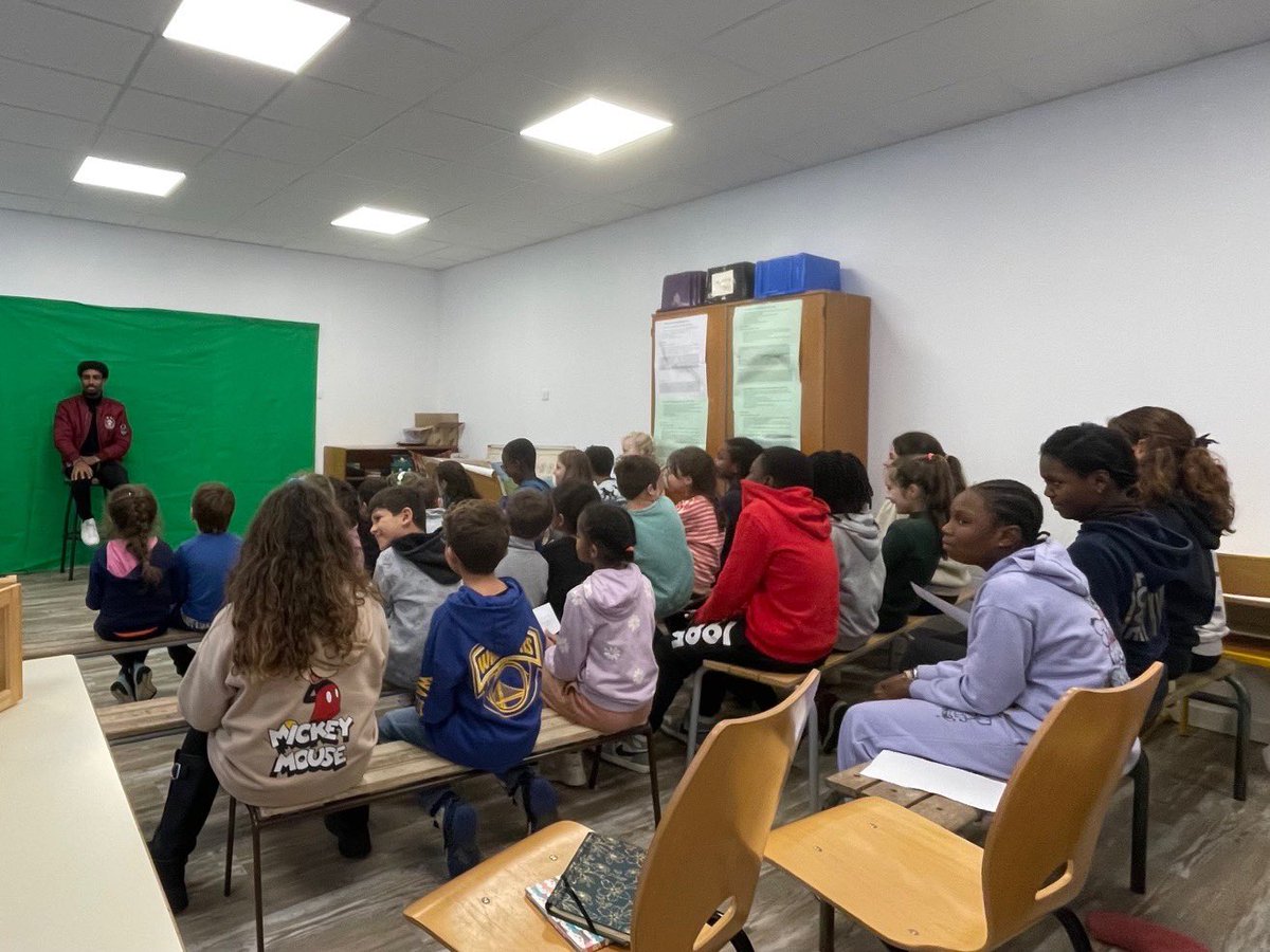 astro_allan's tweet photo. Un grand merci au personnel et élèves de l’école Joliot-Curie à Vigneux-sur-Seine dans le 91 pour cet incroyable accueil et pour avoir pu parler du domaine spatial 🪐🚀 aux élèves, j’ai été très content de voir tout l’engouement présent dans l’école pour ma venue 🙏🏽 https://t.co/lX1UuQ8JjN