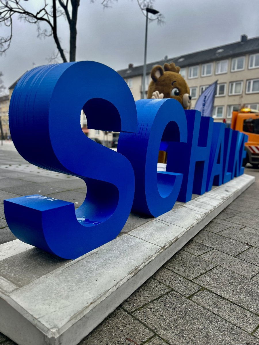 Sky_Dirk's tweet photo. #Schalke - neuer Selfie🤳- Spot am Grilloplatz in Gelsenkirchen-Schalke von der Stiftung „Schalker Markt“ enthüllt. Vor Ort waren auch EM-Maskottchen „Albärt“ und die Schwester von Stan #Libuda. https://t.co/ZjmuqwMJnR