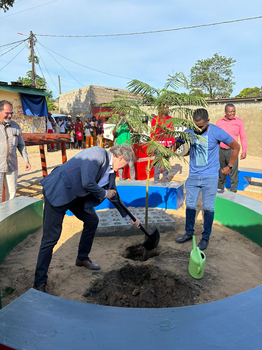 OzerecO's tweet photo. Con el Alcalde de #Maputo ayer inauguré la rehabilitación de espacios públicos permeables en el barrio de #Chamanculo C. Mi último acto oficial en 🇲🇿 fue plantar una acacia en la #cidadedasacacias @AECID_es @EUinMoz @CoMOSSAfrica @UNHabitatMoz @ASF_ONG @EmbEspMaputo @cmmaputo https://t.co/RdlVRZQmCl