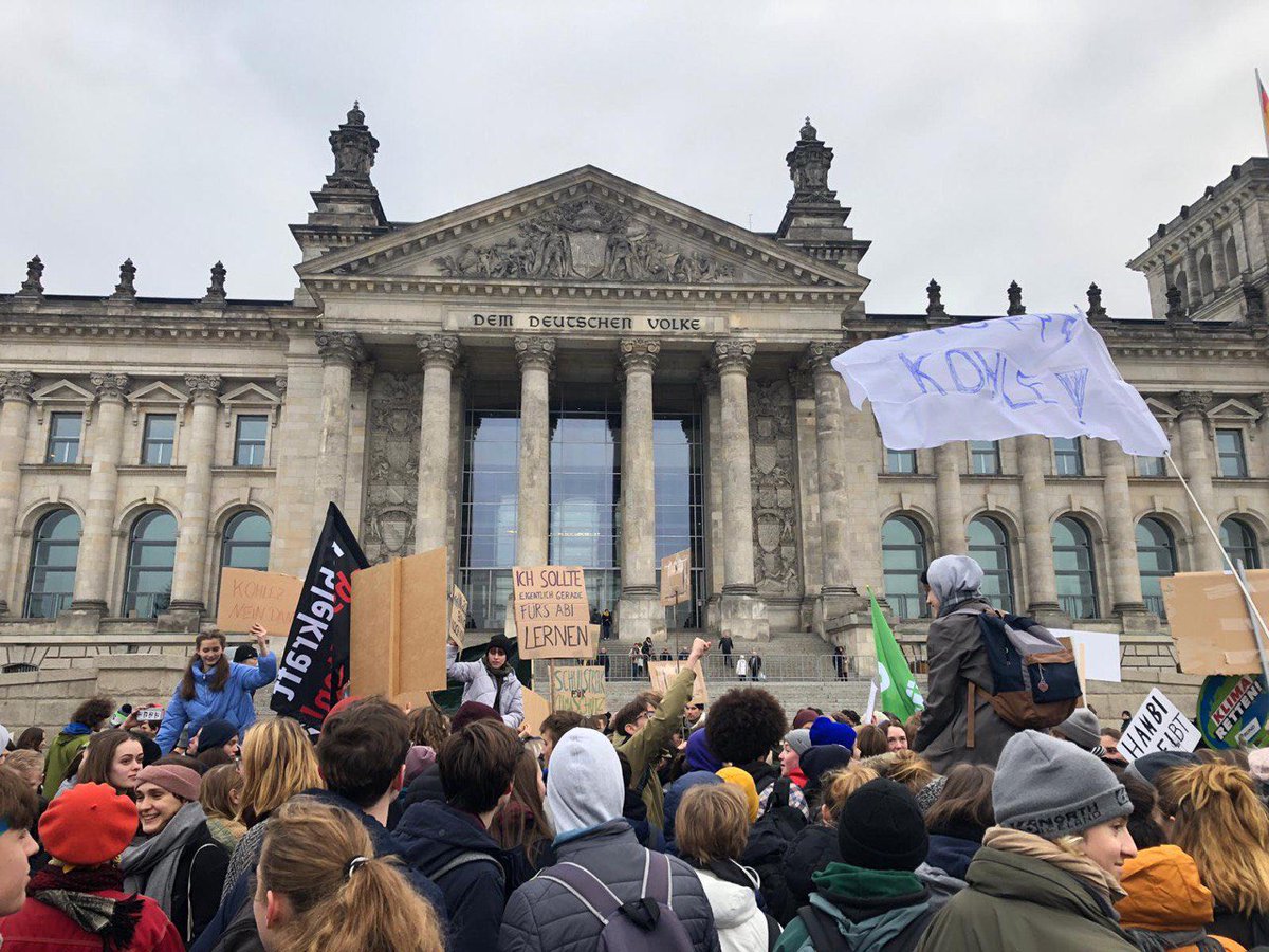 Luisamneubauer's tweet image. Heute, vor genau 5 Jahren, haben wir das erste Mal zu Klimastreiks in Deutschland aufgerufen. Es war kalt, es war klein, wir hatten keine Ahnung, dass es der Beginn von etwas so Großem sein würde. 
Happy Birthday, @FridayForFuture. What a ride. ♥️