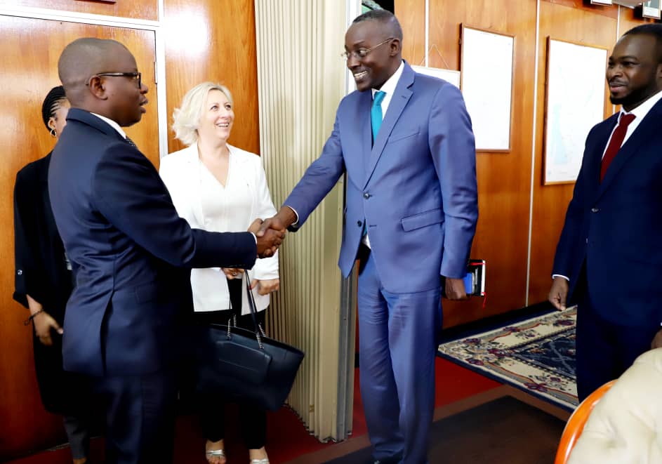 Une semaine après sa décision de contribuer au financement du chemin de fer Uvinza-Musongati, une délégation de l'@AfDB_Group vient de s'entretenir avec le Ministre @Capt_Dukundane afin d' échanger sur les appuis additionnels pr faire aboutir ce projet. @NtareHouse, @BurundiGov.