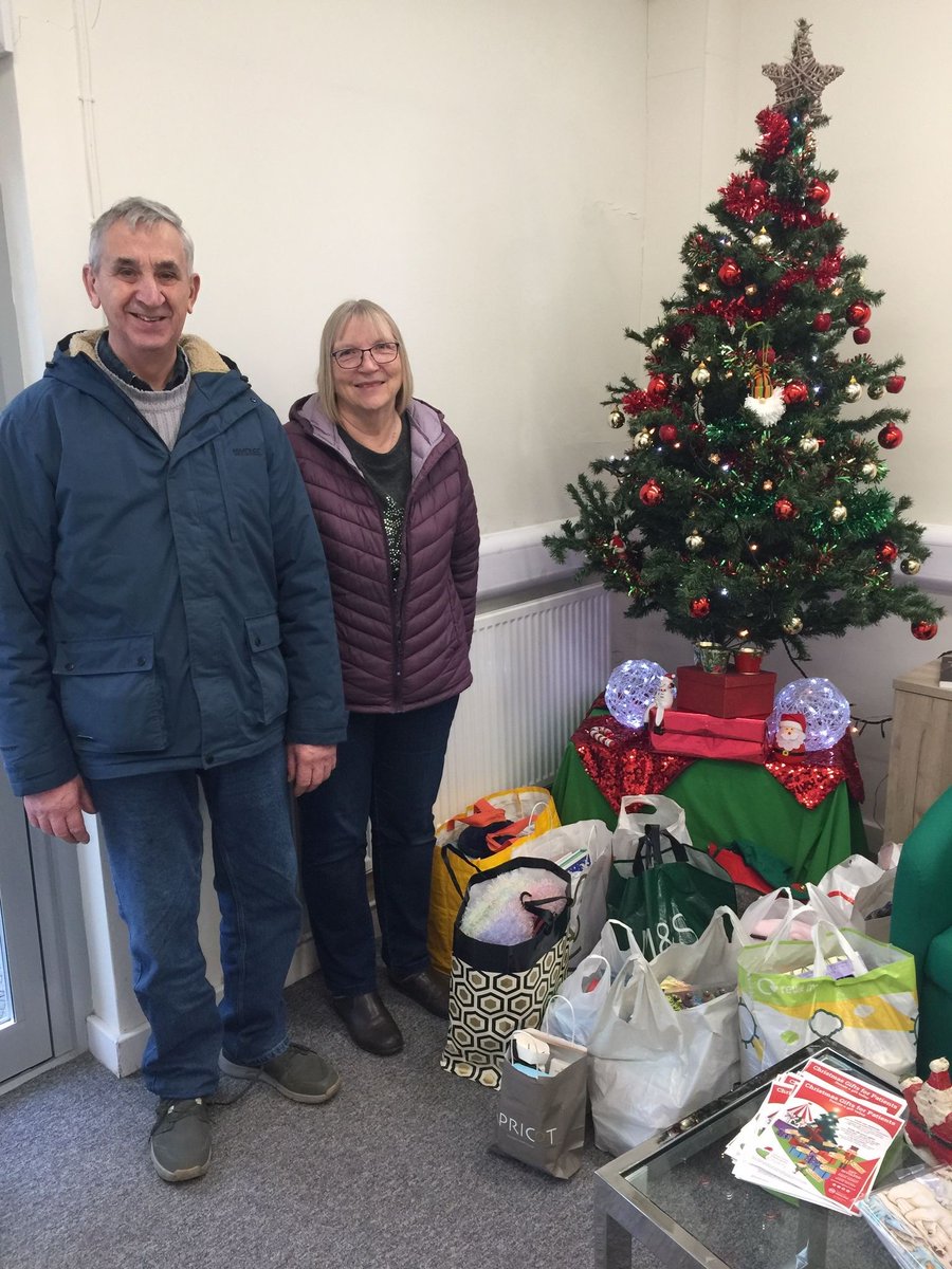 🎁 Returning again with loads of fantastic gifts for patients in hospital on #Christmas day is Silverstone Methodist Church. #ThankYou David and Judith for bringing these to us, which included collections from the local village & c ommunity cafe. Thanks to everyone who donated.