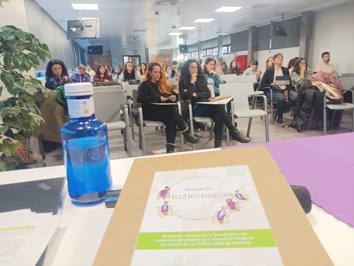 90 personas de distintos ámbitos relacionados con el trabajo con mujeres especialmente vulnerables están participando el Jornada "Nada más profundo que la piel". Paneles de expertas y expertos, y grupos de trabajo para un día de intercambio y reflexión conjunta.
#AtreveteaMirar