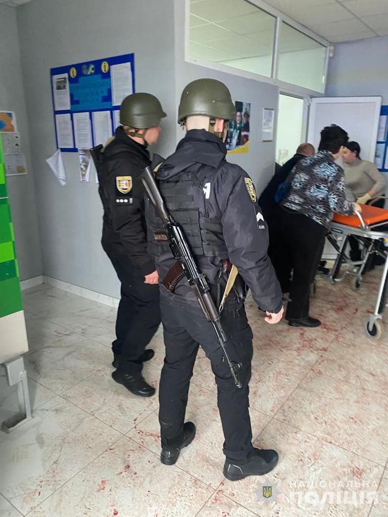 ❗️In #Zakarpattia, in the building of Keretsky village council, a deputy detonated grenades: he was killed and 11 more people were injured, the National Police of #Ukraine said. 📷: Ukraine’s National Police