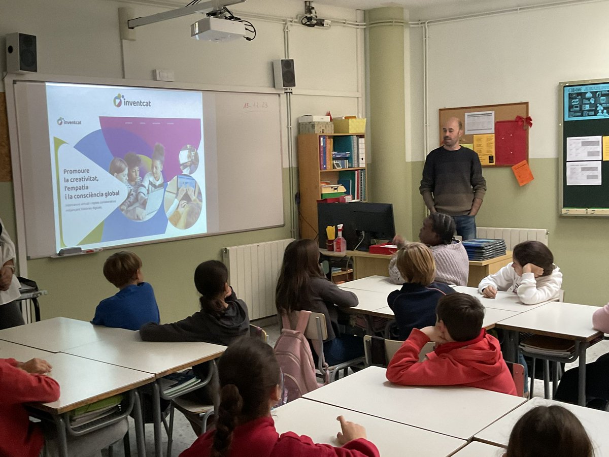 Aquest matí @eduardm presenta el projecte #InventCat de @CatedraTEKHNE a les classes Moby Dick i Oliver Twist.