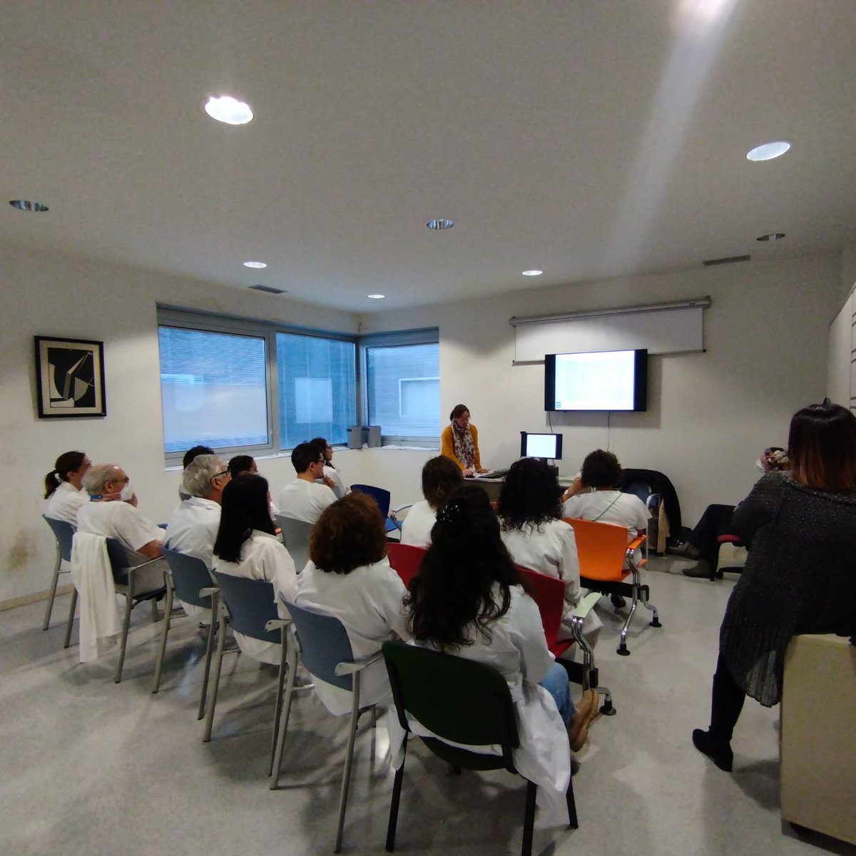 ¡Continuamos! Hoy l@s compañer@s de la Zona Básica de Salud Villalegre- La Luz nos recibieron para la sesión difusión  de la Guía Prevención de Caídas en Atención Primaria del Área III. ¡Gracias a tod@s por vuestra asistencia e interés! <a href="/CCR_BPSOAst/">CCR BPSO Asturias®</a> <a href="/cojamalovi/">Cova</a>