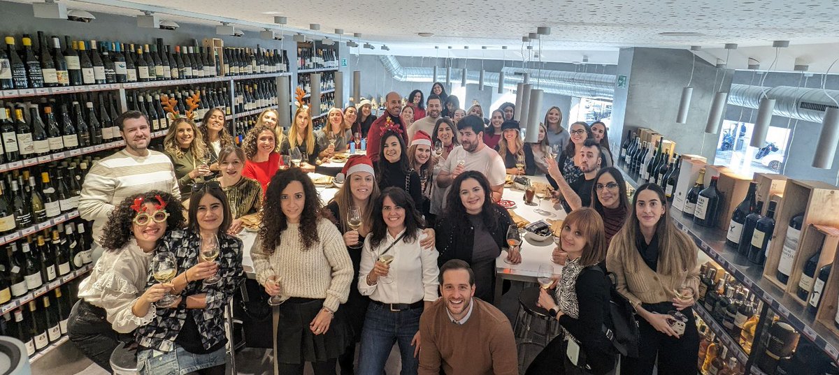 we_theGarage's tweet photo. No hay mejor manera de celebrar estas fechas que salir a comer todos juntos... ¡haciendo una cata a ciegas en @CoallaGourmet! 🍷 Brindamos por el buen año que hemos tenido en PRGarage, por todas las novedades que están por venir... 😏 

¡Y por un 2024 todavía más 🔝 ! 💪 https://t.co/NvaCqZbMT1