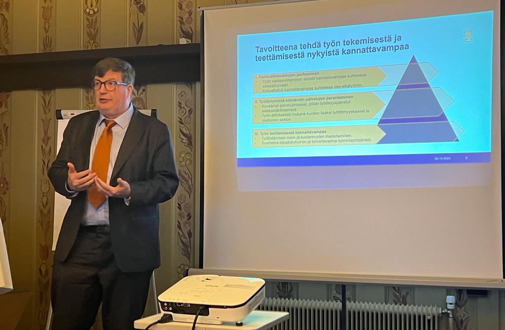 Työministeri Satonen ehti tänään kertomaan työttömyysturvan muutoksista YTK Työttömyyskassan hallitukselle.