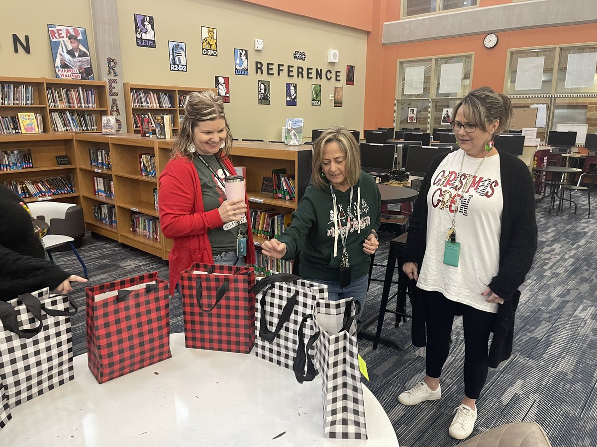 BMSS_LIB's tweet image. @BMSS_lib Annal book exchange. #ReadersAreLeaders @BoerneMSSouth